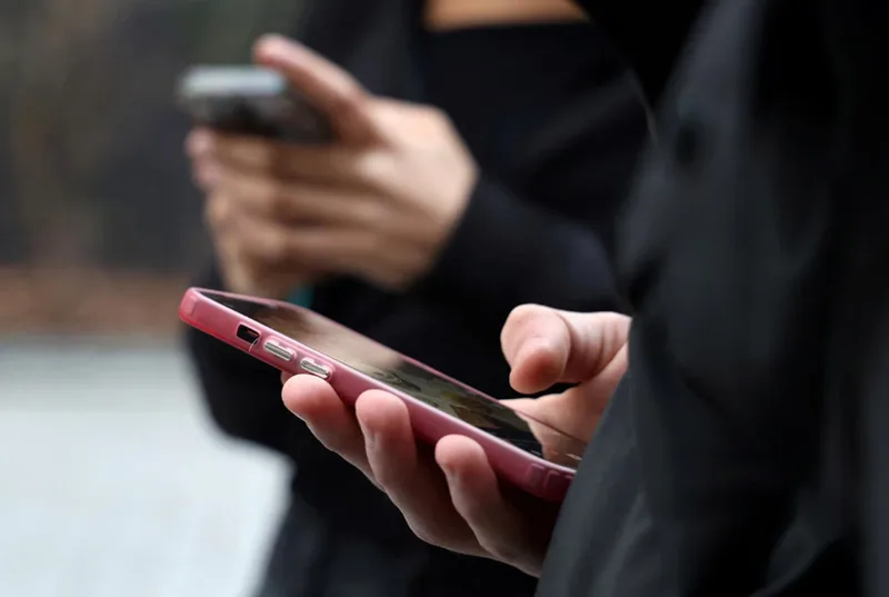 Đặt mặt lưng iPhone hướng lên trên giúp quan sát tín hiệu đèn LED thông báo dễ dàng hơn.