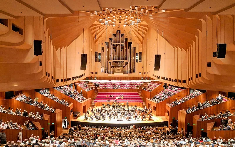 Không gian bên trong sang trọng của phòng hòa nhạc Concert Hall.