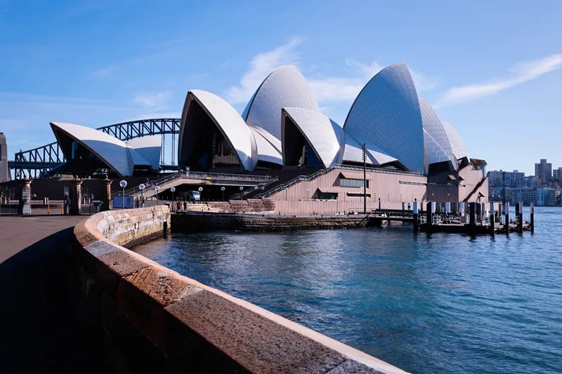 Khung cảnh lung linh và rực rỡ của nhà hát Opera Sydney khi buông xuống màn đêm.