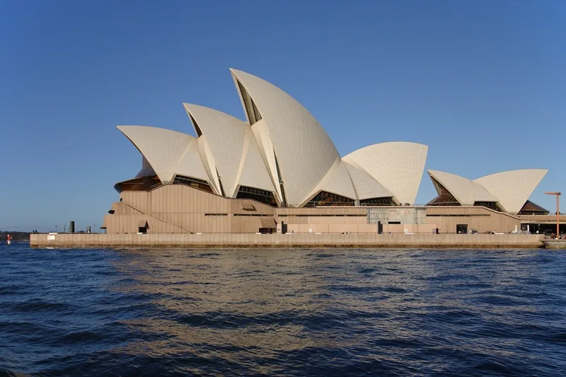 Toàn cảnh nhà hát Opera Sydney nổi bật với kiến trúc mái vòm hình cánh buồm.
