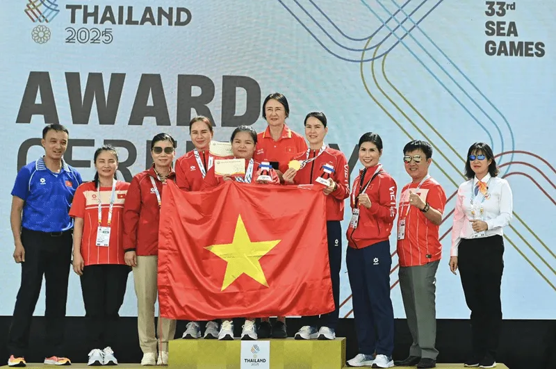 Khoảnh khắc trao huy chương vinh danh các nhà vô địch tại giải đấu Sambo quốc tế.