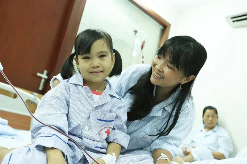 Các dấu hiệu thường gặp gồm da xanh xao, mệt mỏi và giảm khả năng gắng sức.