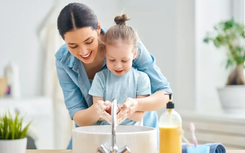 Thường xuyên rửa tay bằng xà phòng là biện pháp hàng đầu giúp ngăn ngừa lây nhiễm tay chân miệng.