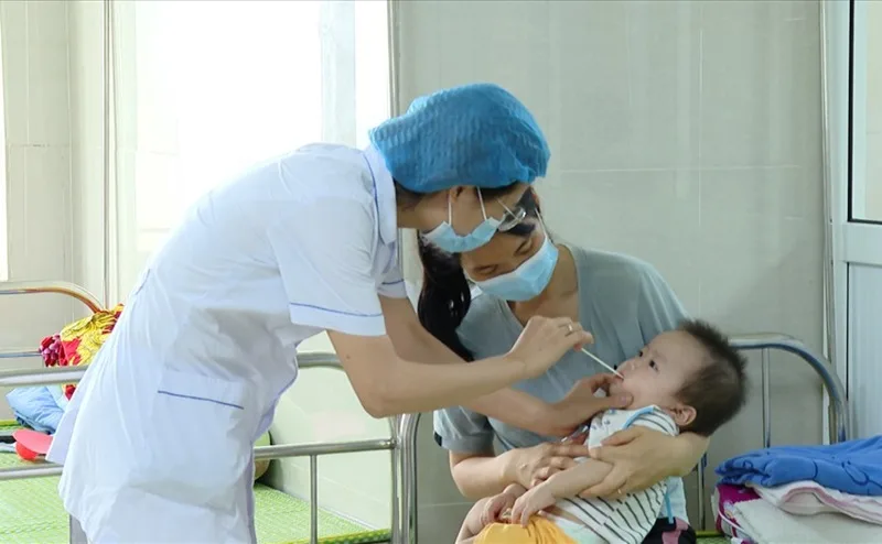 Cần đưa trẻ đến cơ sở y tế ngay khi xuất hiện các dấu hiệu cảnh báo bệnh chuyển nặng.
