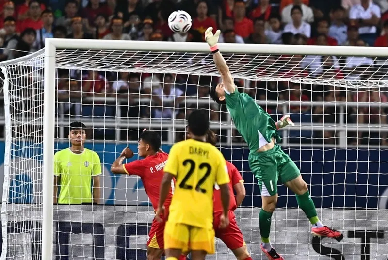 Patrik Lê Giang làm chủ không gian vòng cấm nhờ chiều cao tốt và phản xạ nhanh nhạy.